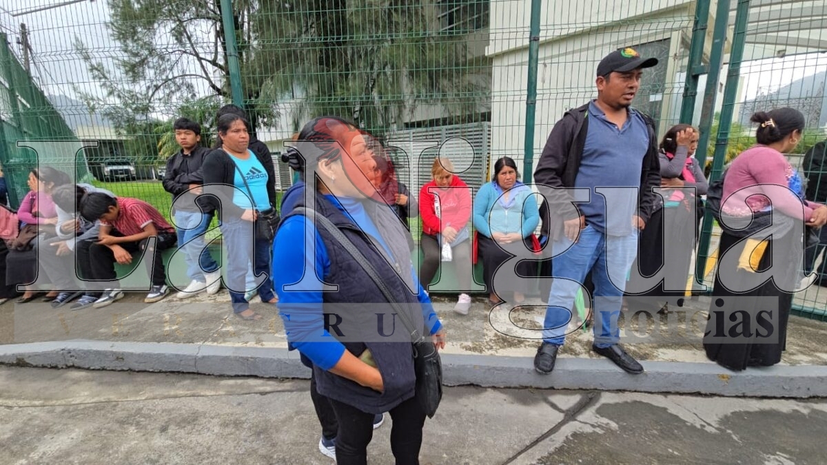 Exigen cambio de postes de luz en mal estado; protestan frente a subestación de CFE en Orizaba