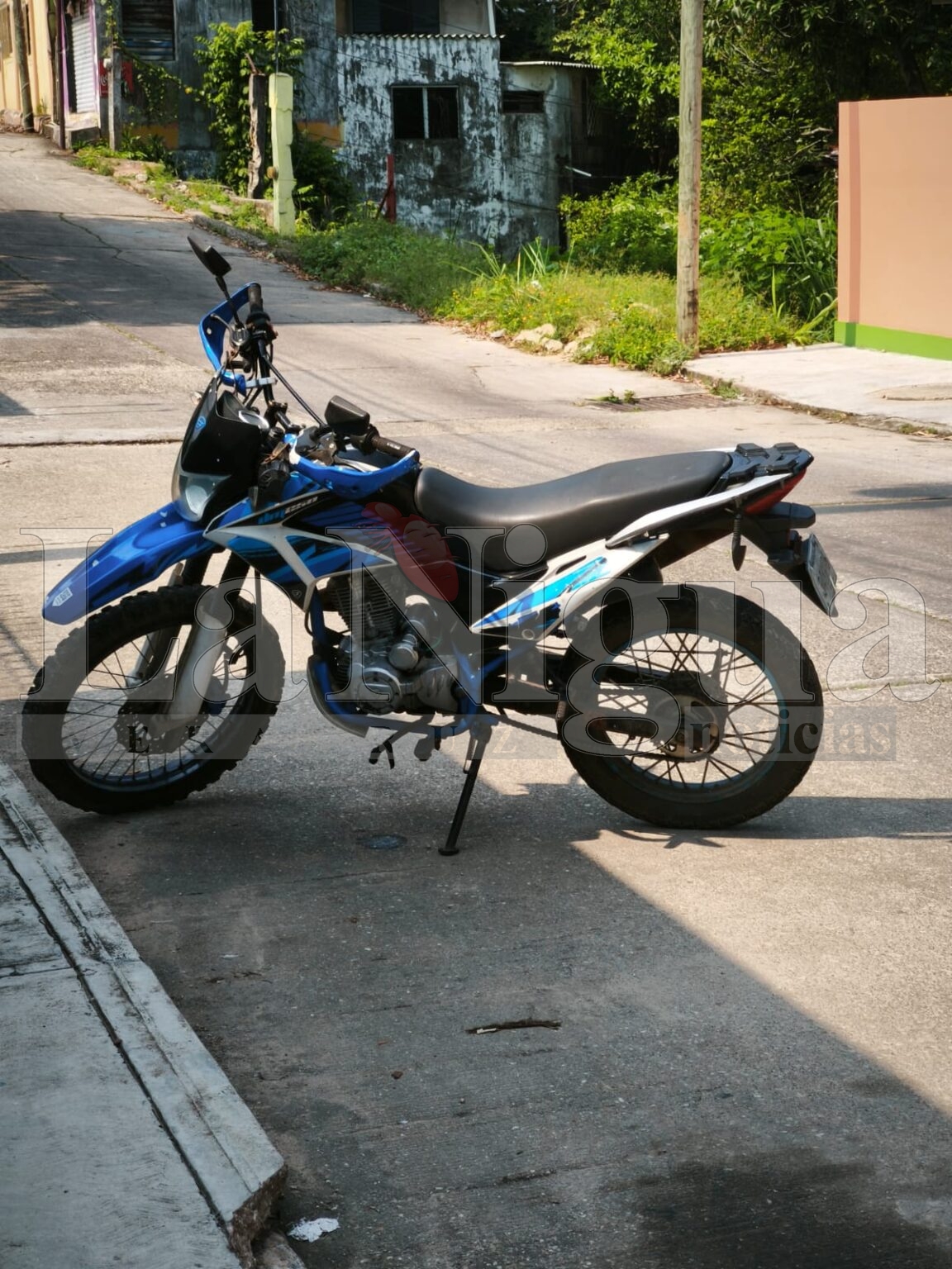 Dejan abandonada motocicleta en la colonia Obrera de Minatitlán