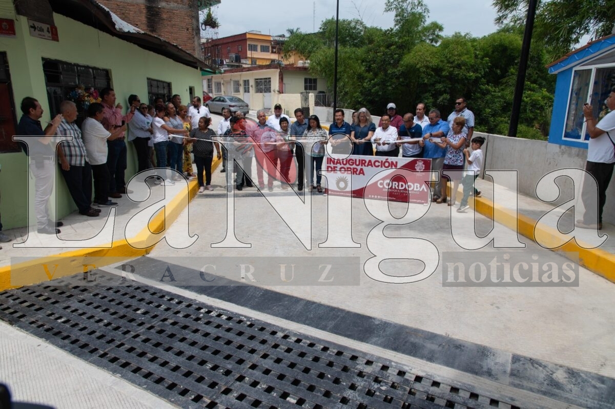 Entrega presidente Juan Martínez la rehabilitación del puente vehicular en barrio de “Las Pitayitas”