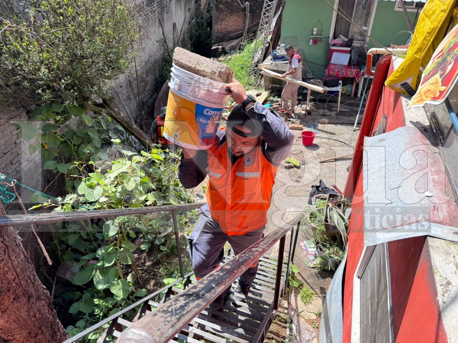 Apoya Protección Civil en retiro de escombro de barda colapsada