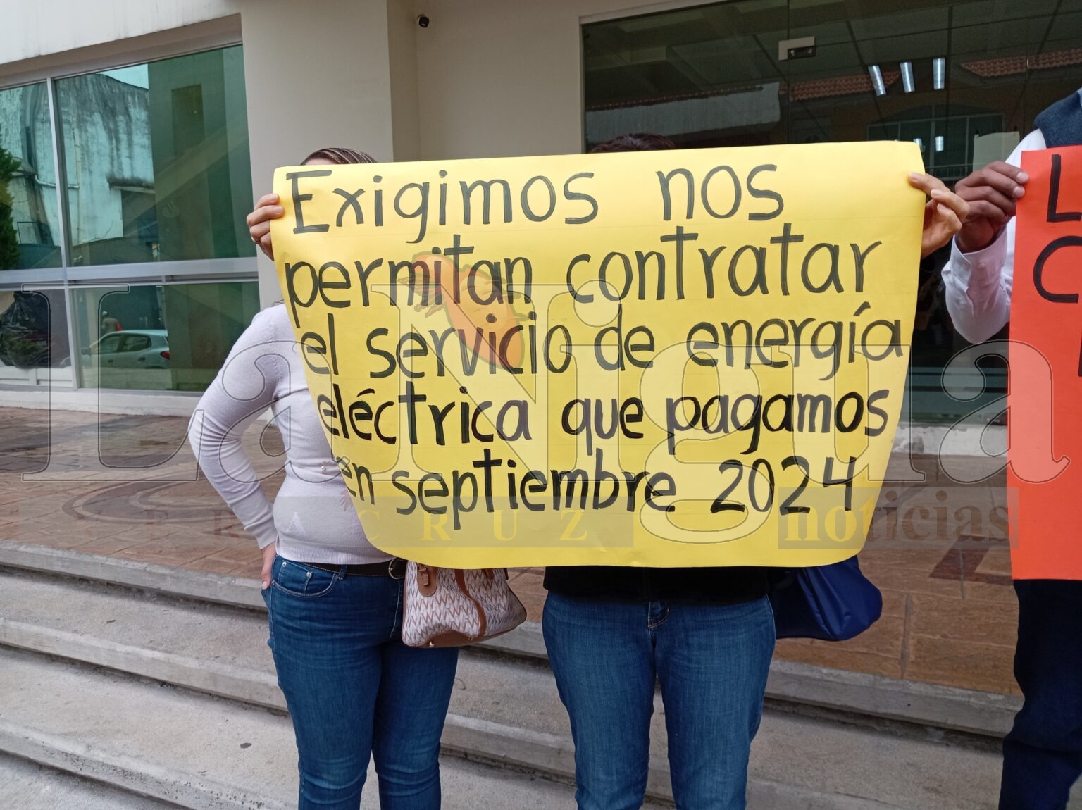 Vecinos del Castillo se manifiestan en oficinas de CFE; exigen conexión de red eléctrica