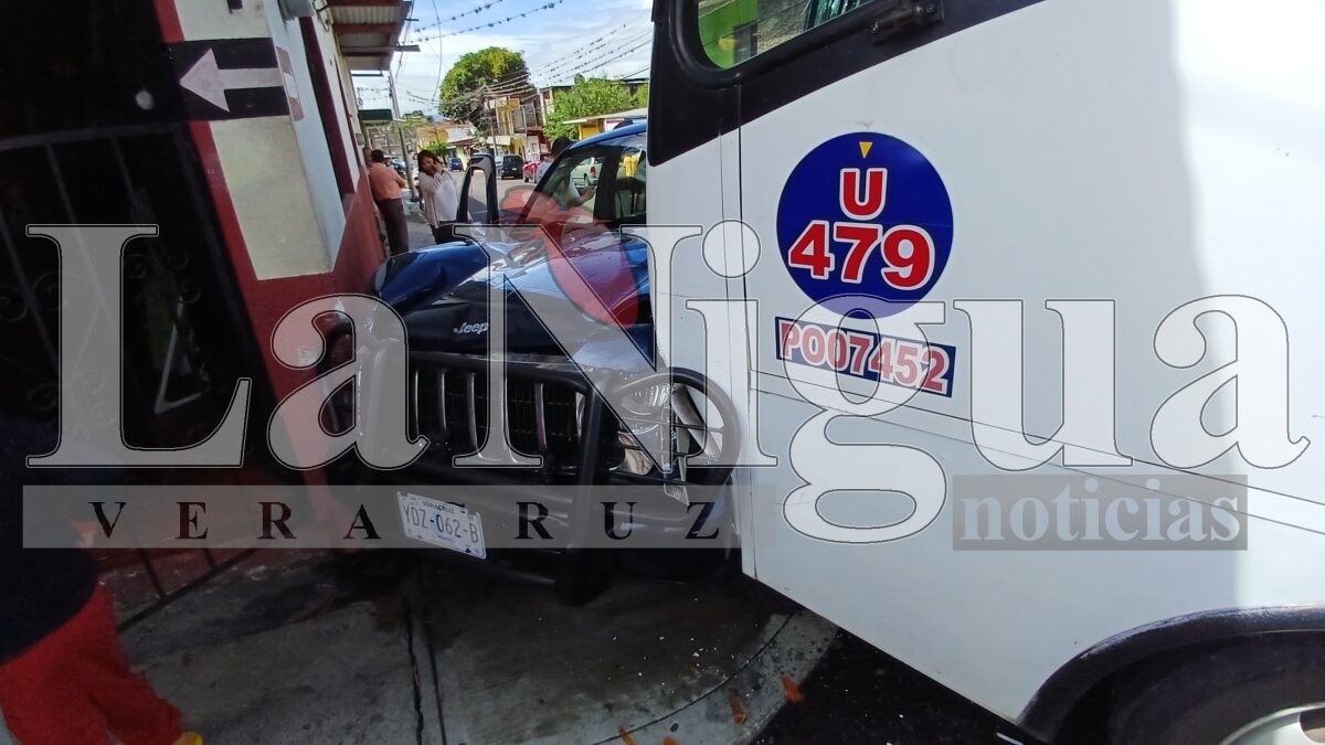 Accidente entre camioneta y autobús en Córdoba deja sólo daños materiales