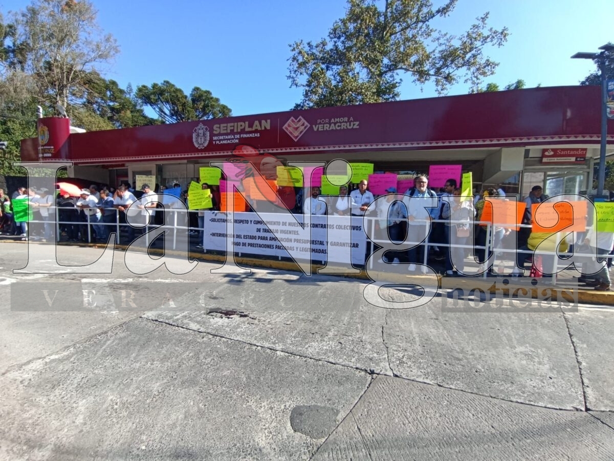 Trabajadores de tecnológicos toman oficinas de Sefiplan en Xalapa; exigen pago de prestaciones atrasadas 4 img 20250804 wa00072931557477695273961