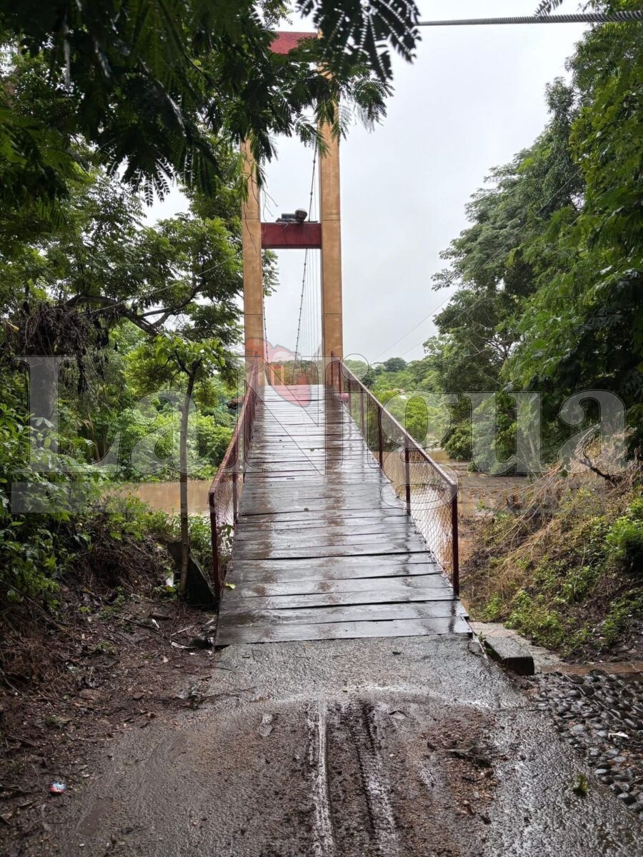 Ríos desbordándose en Hueyapan tras paso de la Onda Tropical 20; Protección Civil activa recorridos preventivos. 21 img 20250806 wa00093945501533199243658