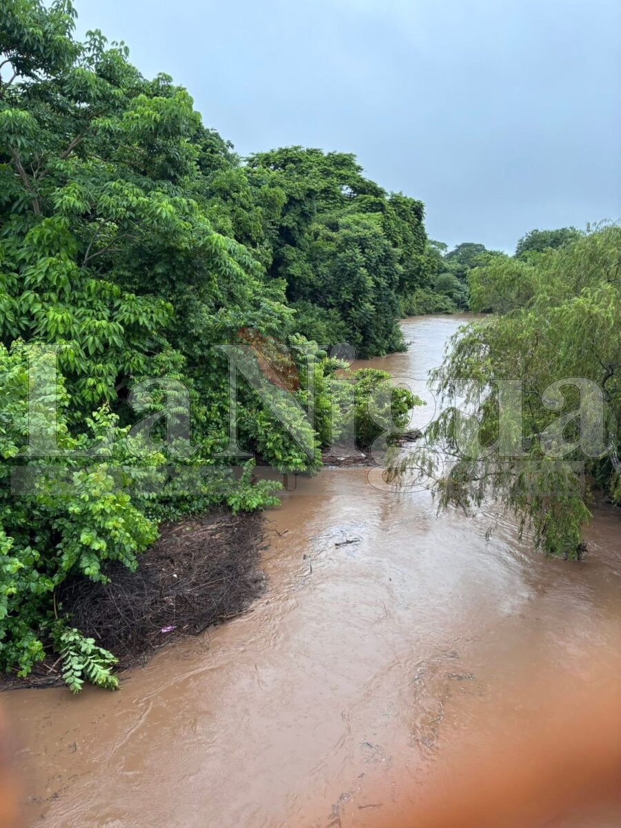 Ríos desbordándose en Hueyapan tras paso de la Onda Tropical 20; Protección Civil activa recorridos preventivos. 24 img 20250806 wa0010378082076491566455