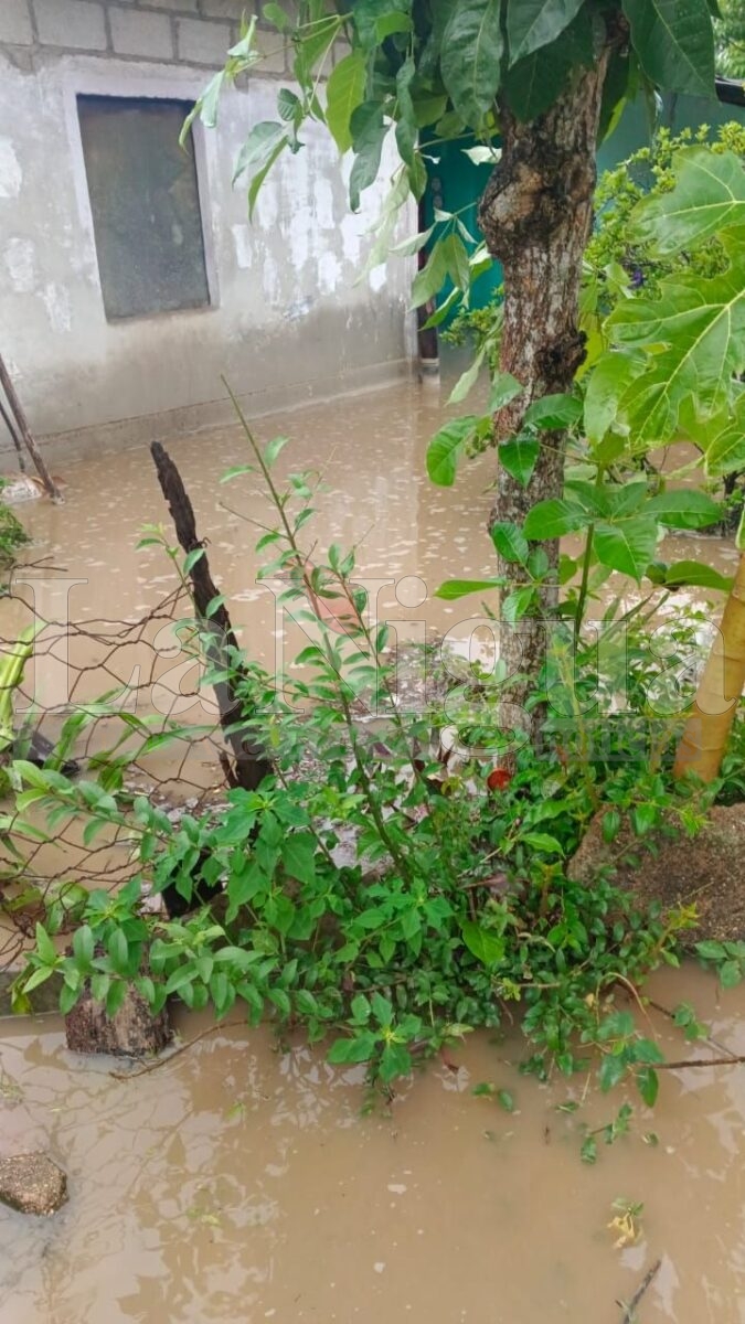 Ríos desbordándose en Hueyapan tras paso de la Onda Tropical 20; Protección Civil activa recorridos preventivos. 6 img 20250806 wa00363134104928471017755