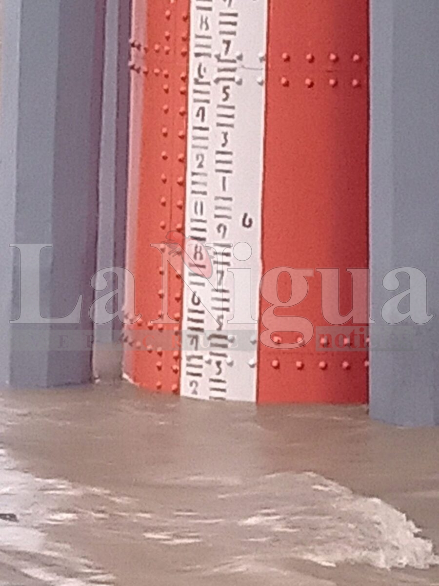 Ríos desbordándose en Hueyapan tras paso de la Onda Tropical 20; Protección Civil activa recorridos preventivos. 16 img 20250806 wa00425905813467203859536