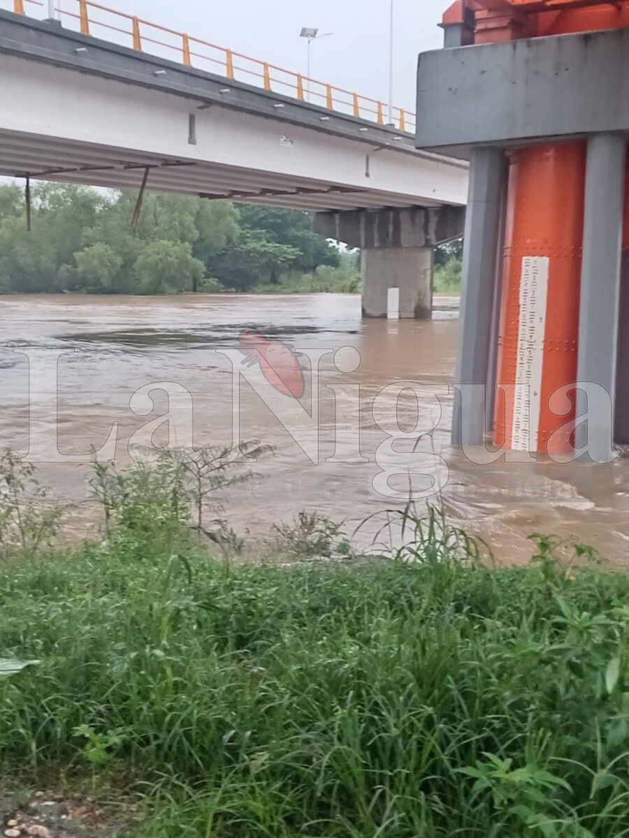 Ríos desbordándose en Hueyapan tras paso de la Onda Tropical 20; Protección Civil activa recorridos preventivos. 13 img 20250806 wa00441599483614202965484