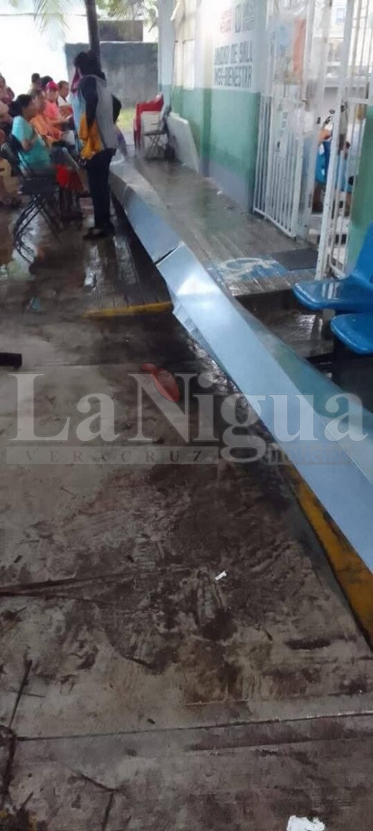 Cuatro lesionadas al caer estructura del IMSS en Veracruz 1 img 20250806 wa0214344493358399975989