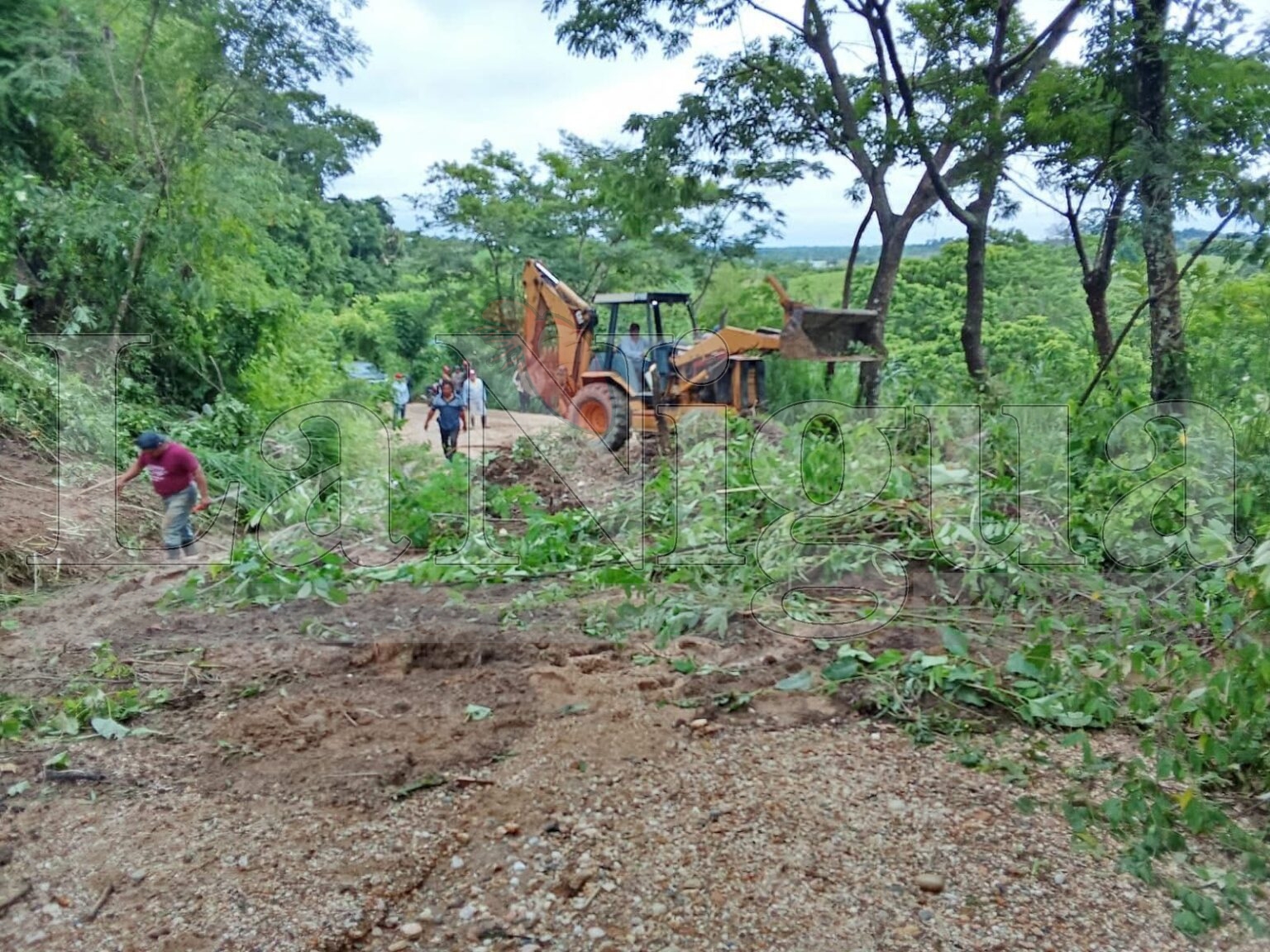 Faena comunitaria reabre el tramo Macayal – La Palma tras deslaves en Hidalgotitlán.