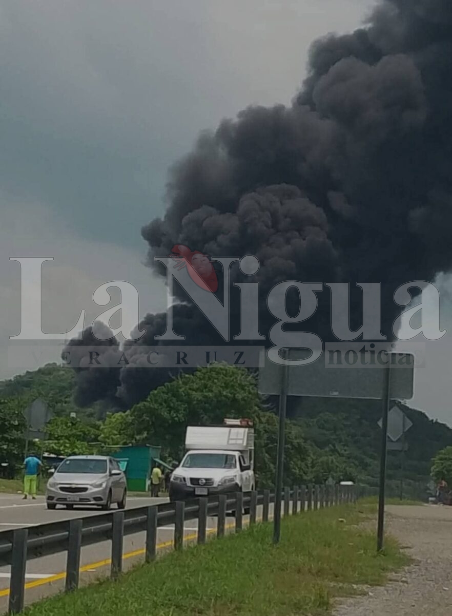 Se incendia pipa con turbosina cerca de gasolinera en Nuevo Teapa 2 img 20250809 wa00903158507547553921037