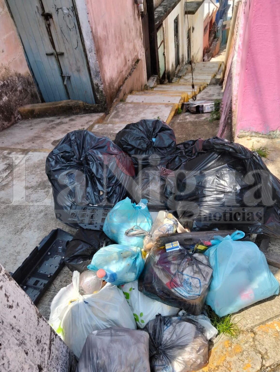 Una semana lleva el carro recolector de basura sin pasar en varias calles de Nanchital