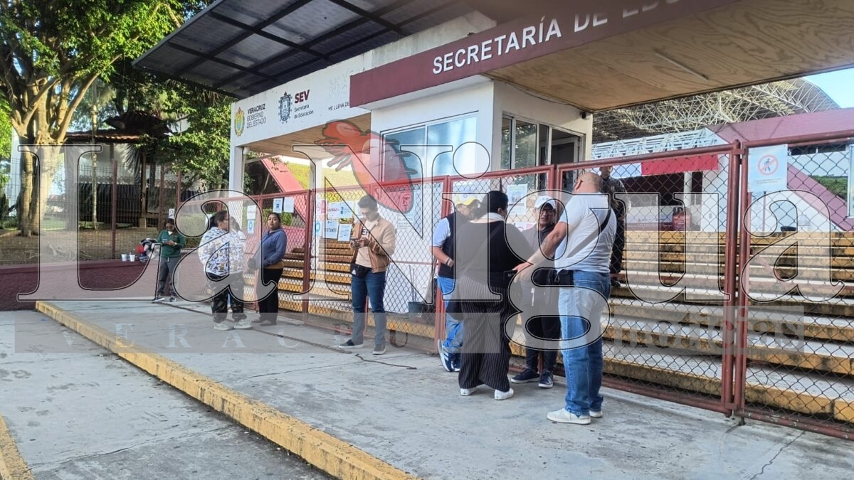 Antorchistas impiden entrar a profesores enviados por la SEV trabajar. Ellos ponen sus propios maestros en sus colonias de Antorcha.