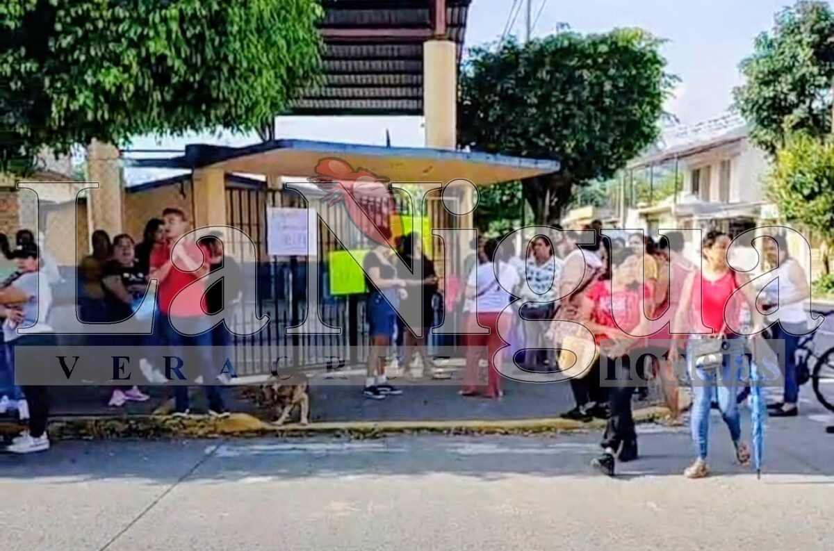 Tumban a directora y la someten a investigación