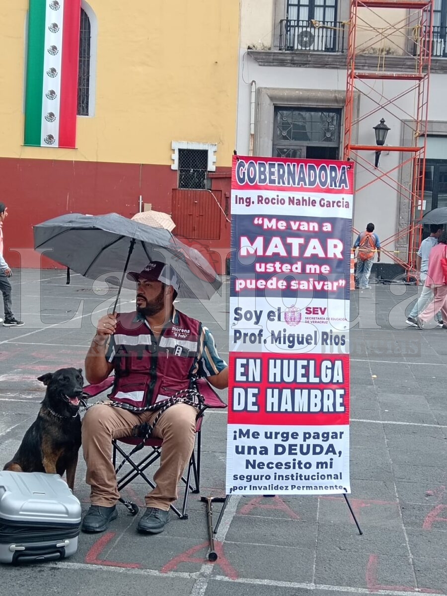 Profesor inicia huelga de hambre en Plaza Lerdo por incumplimiento de pago del Seguro de Vida Institucional