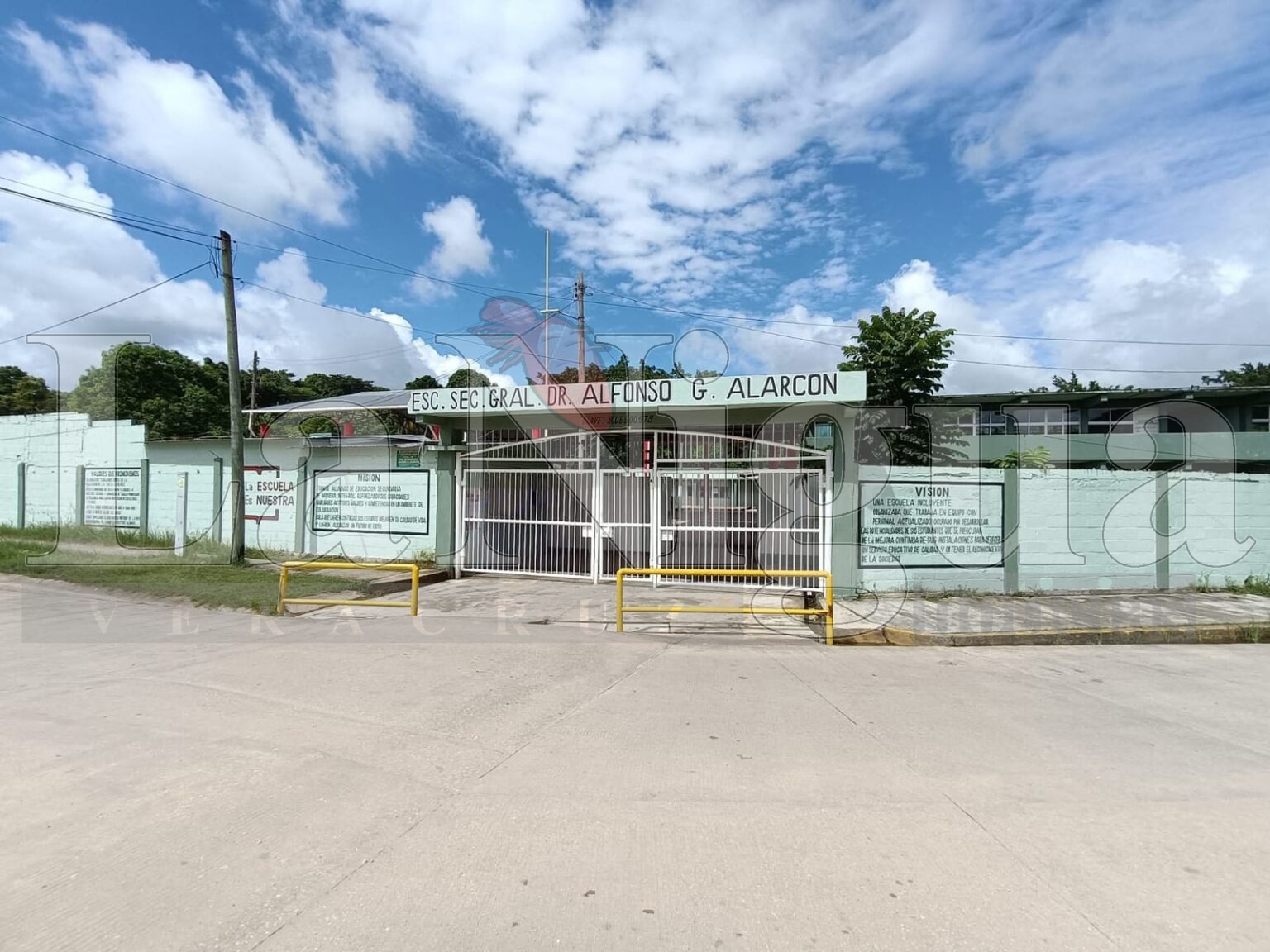 Molestia de padres de familia por cambio de uniforme en la secundaria “Dr. Alfonso G. Alarcón de Cuichapa