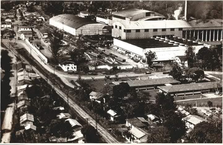 Fotografía 2. Unidad Industrial Hacienda El Potrero, camino a la Col. Sixto González, en primer plano el hotel del ingenio, al terminar la barda perimetral daba inicio la Col. McClean.