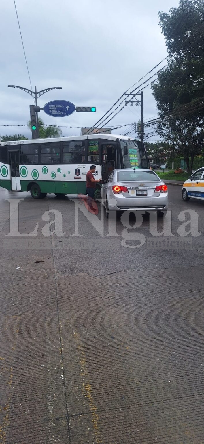 Accidente vial en Córdoba presuntamente causado por imprudencia de operador de autobús