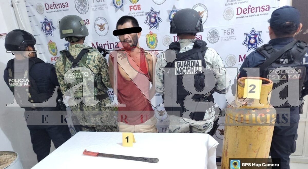 Vecinos detienen a hombre que atacó con machete a una joven en Las Choapas