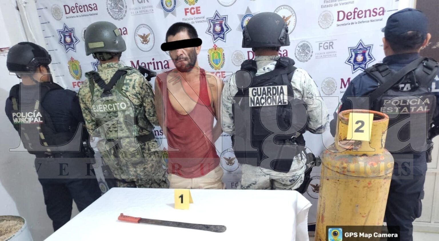 Vecinos detienen a hombre que atacó con machete a una joven en Las Choapas