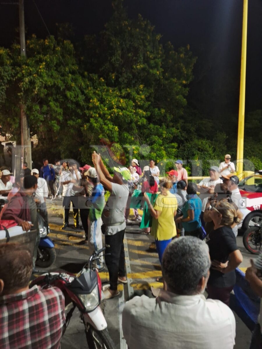 Alcalde electo disolvió bloqueo en puente de Alvarado, CFE instala nuevos transformadores