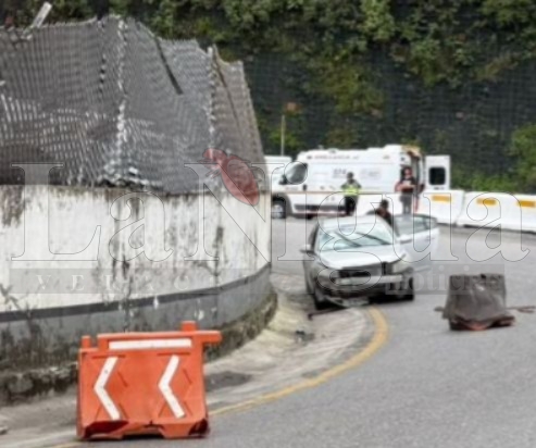 Choca contra barra metálica por ir a exceso de velocidad IMG 20251021 WA0113