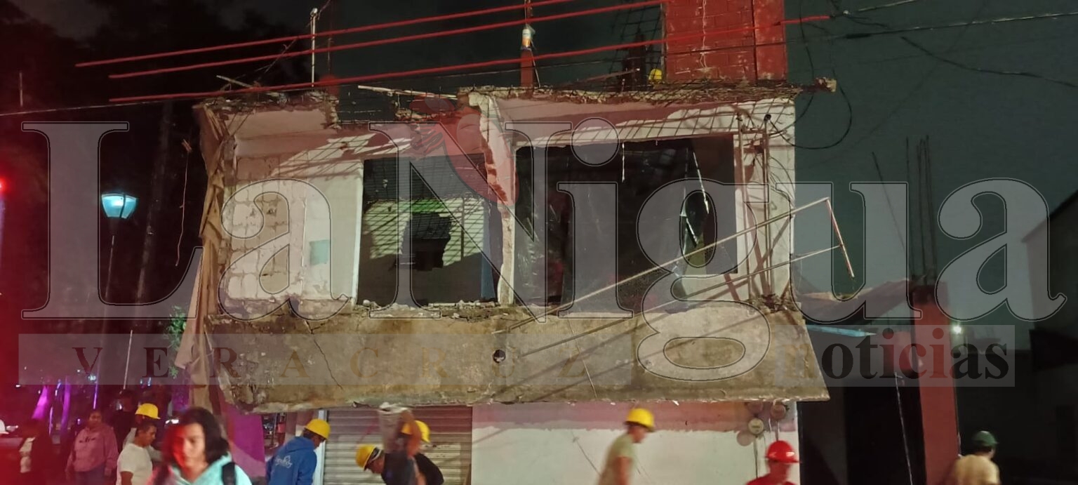 Se desploma techumbre de vivienda en demolición en Orizaba; no hubo lesionados IMG 20251021 WA0118