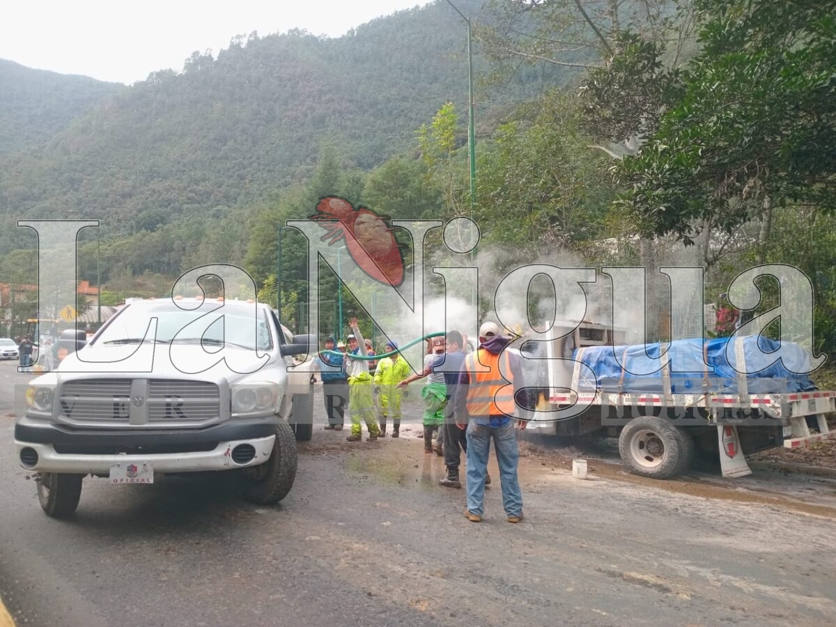 Se incendia camioneta de materiales en Tequila; no hubo lesionados