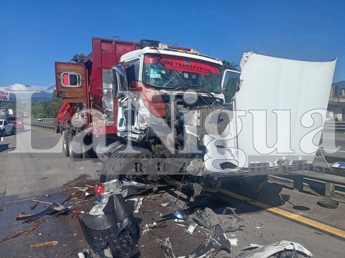 Choque entre dos camiones y un automóvil causa cierre parcial en la autopista Orizaba-Córdoba
