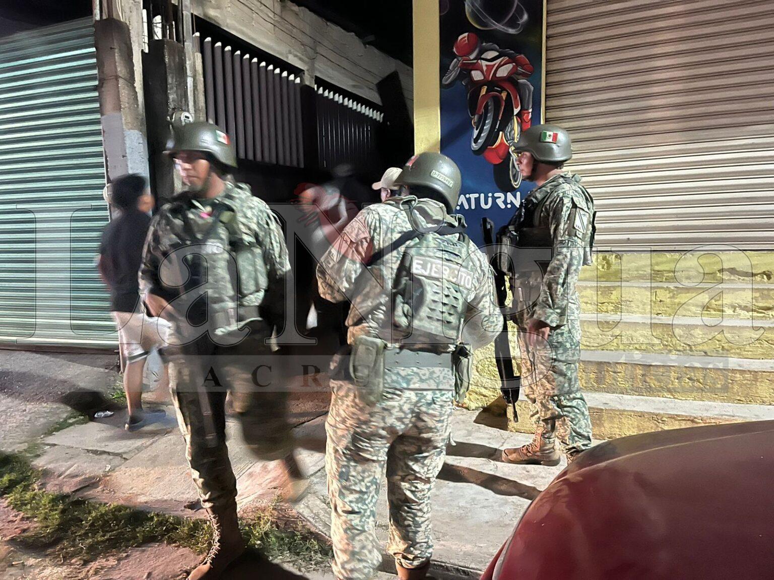 Pobladores de Oteapan, retienen a autoridades de los tres niveles de gobierno y evitan decomiso de pirotecnia