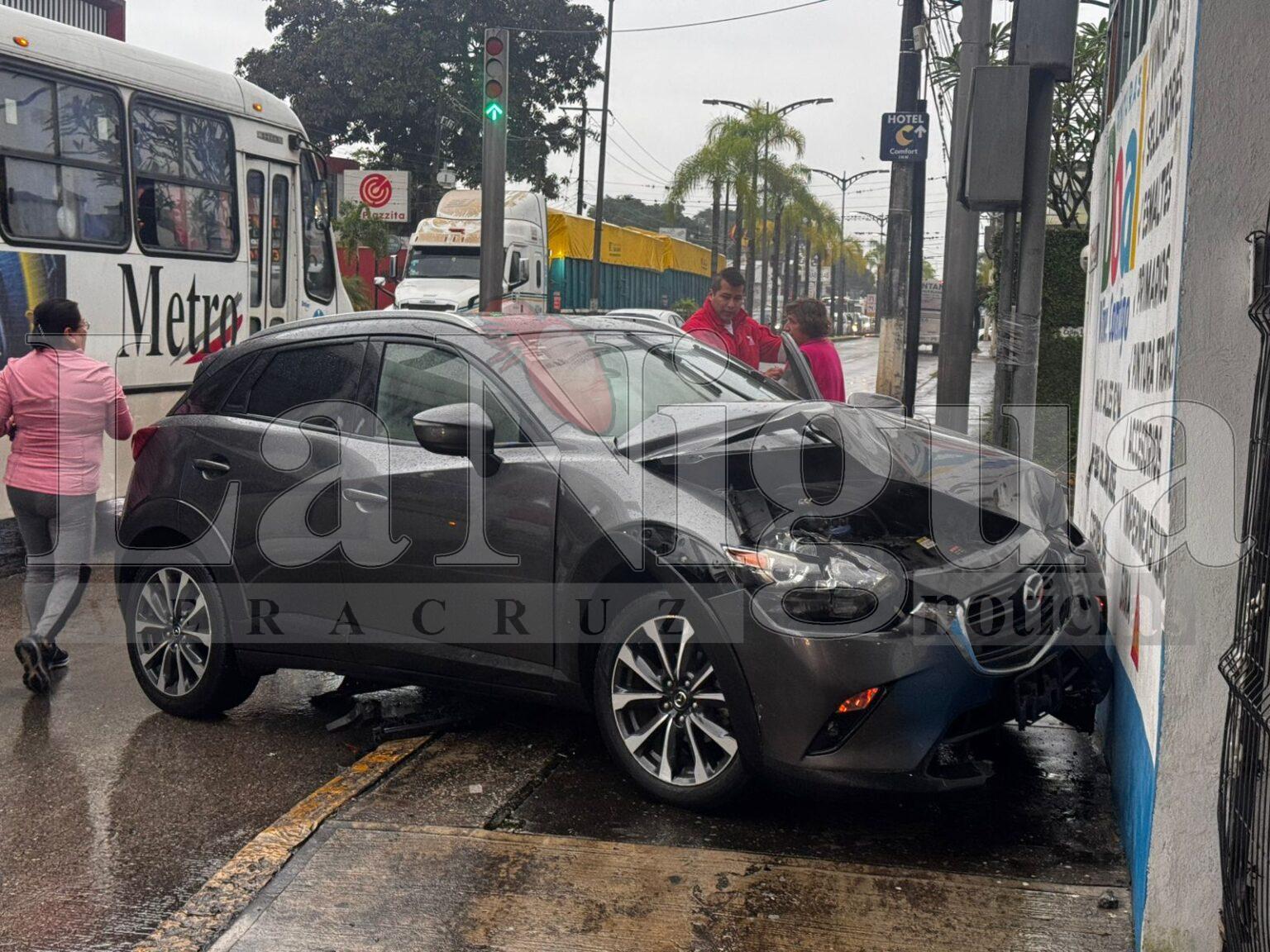 Funcionaria municipal sufre crisis nerviosa tras aparatoso choque en Córdoba