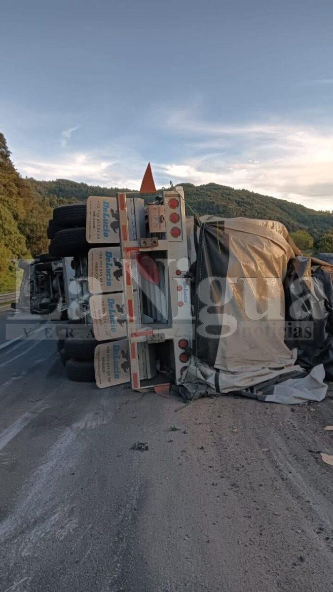 Cierre total de circulación en la autopista Puebla-Orizaba por volcadura de tractocamión en Maltrata
