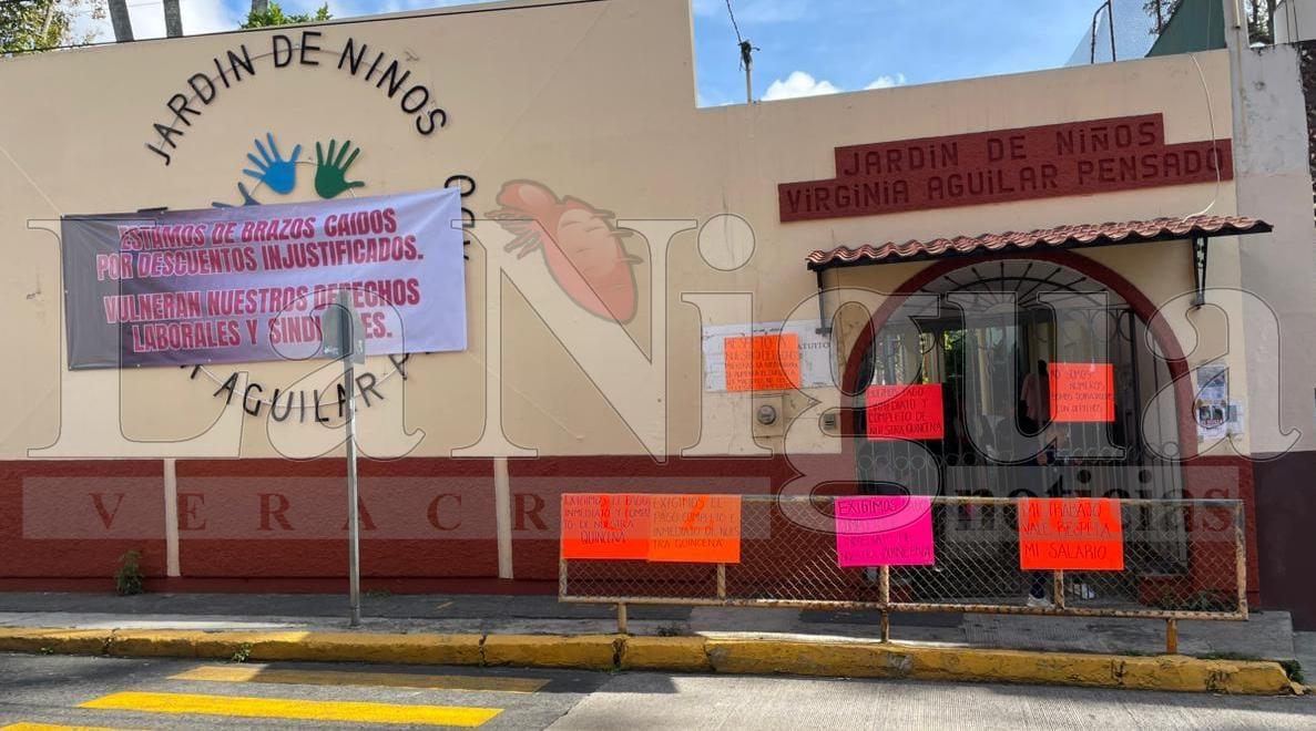 Personal del Jardín de Niños “Virginia Aguilar Pensado” protesta por descuentos injustificados