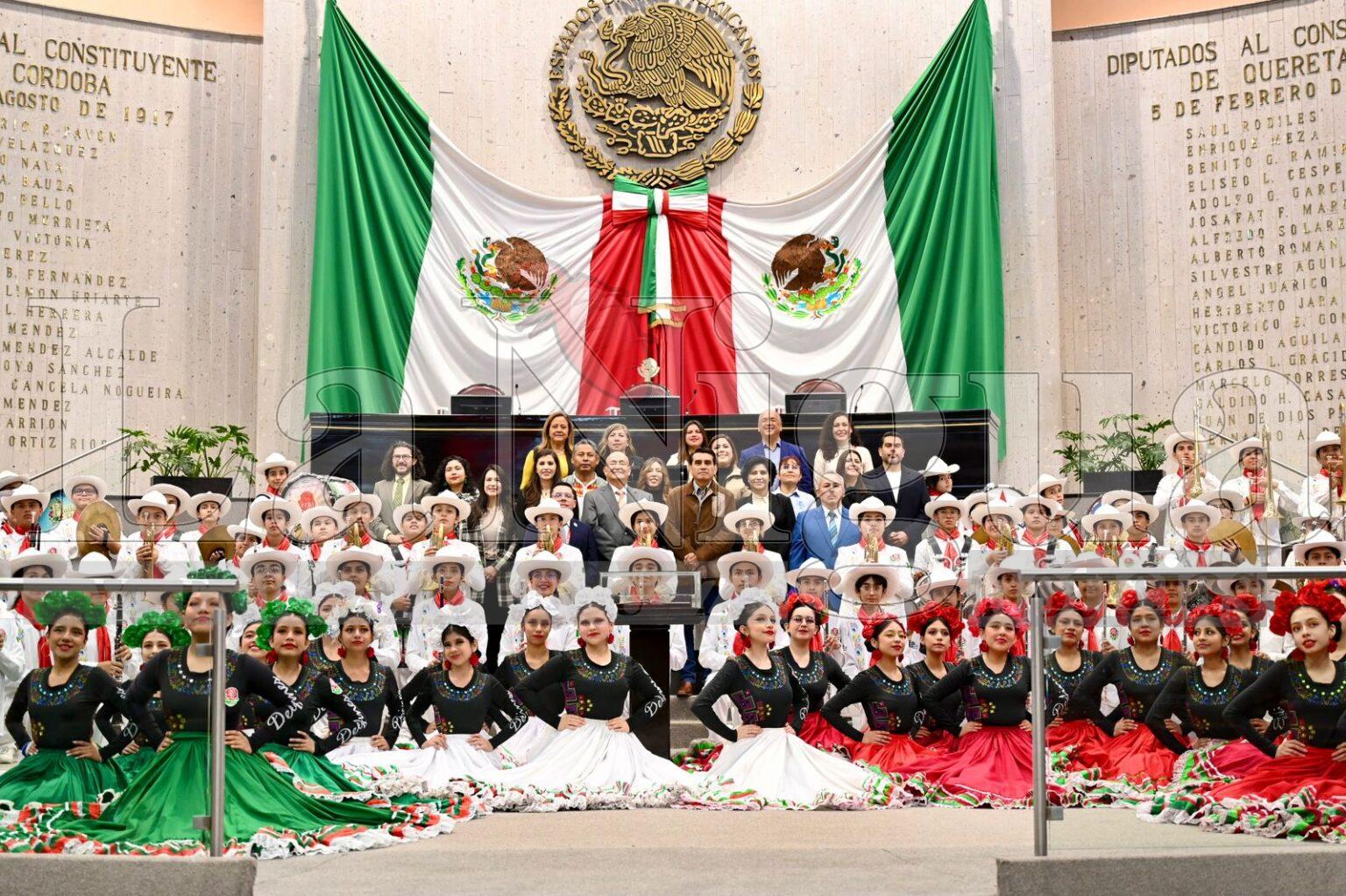 En el Congreso, reconocen a la Delfines Marching Band