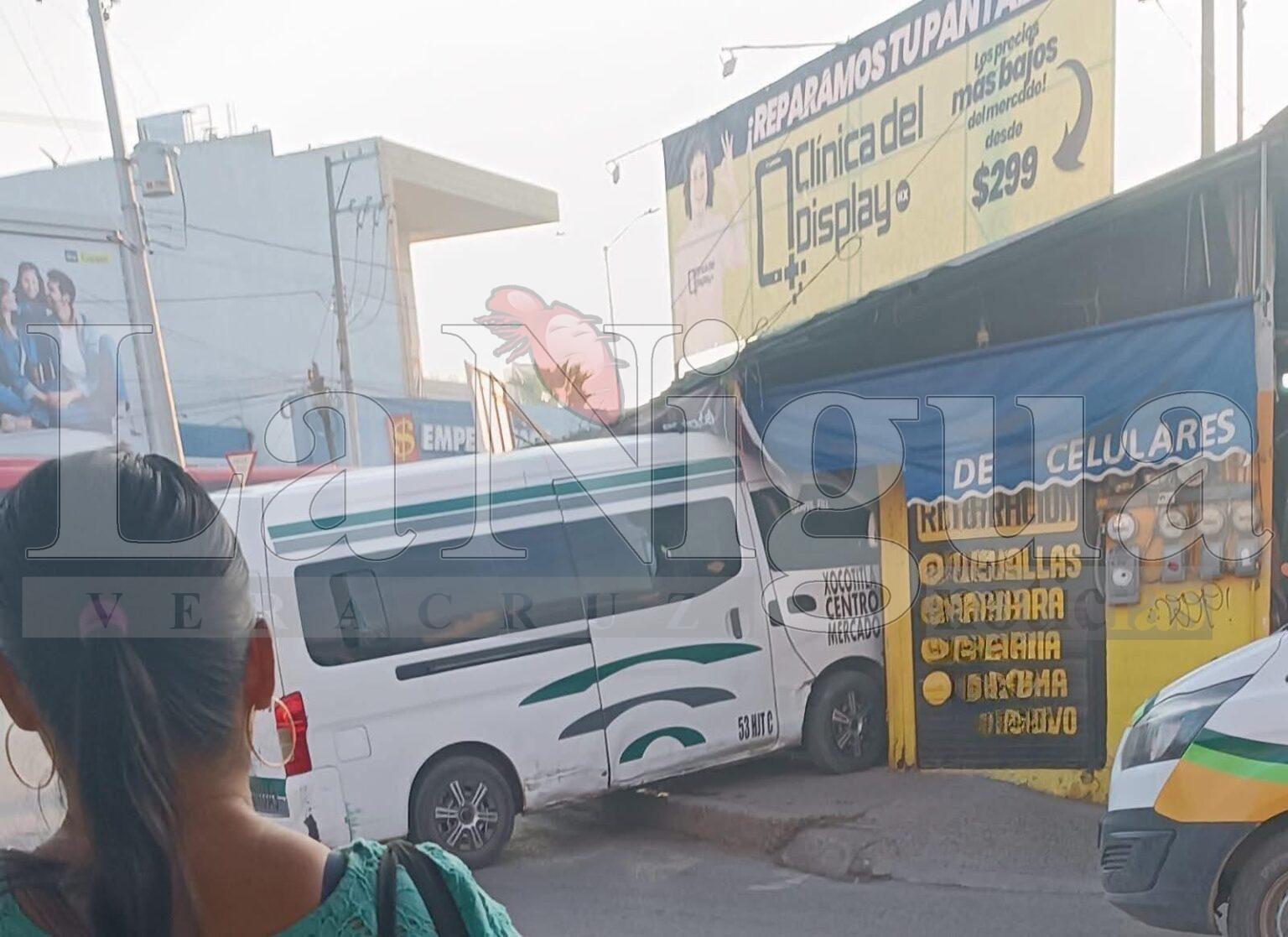 MUJER SE SALVA DE SER APLASTADA POR UNA COMBI