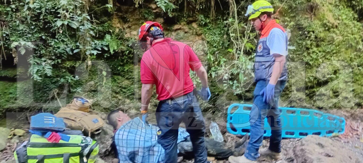 Hombre pasa la noche en el fondo de un río tras caer por accidente en Coscomatepec
