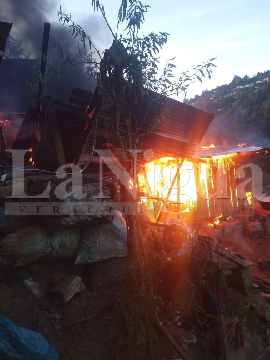 Bomberos Voluntarios y Protección Civil Municipal de Zongolica atendieron un incendio en Texhuacan
