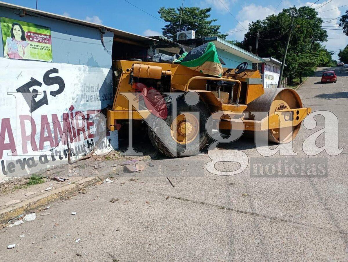 Aplanadora pierde el control y causa daños en una vivienda de la colonia Hidalgo, en Minatitlán.