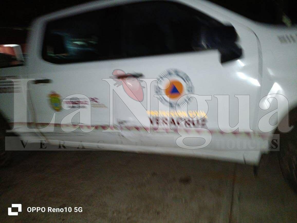 Director de Protección Civil de Tatahuicapan impacta vehículo oficial; policías municipales lo dejan ir.