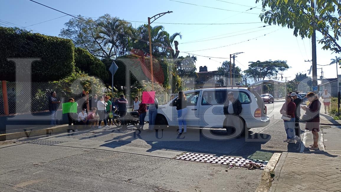 Padres bloquean carretera en San José Neria; exigen intervención de la SEV