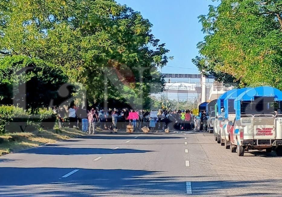 Mientras titular de la SEV comparece ante el Congreso, padres de la secundaria de Pajapan, se manifiestan por falta de maestros