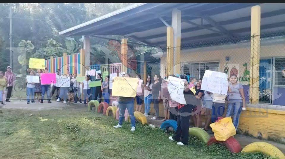 Continúa la carencia de docentes en Papantla; madres toman preescolar en Caristay para exigir maestra