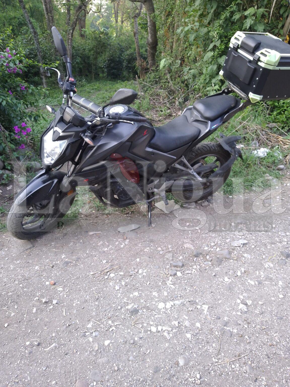 Sujetos armados despojaron de su moto a joven en Atoyac