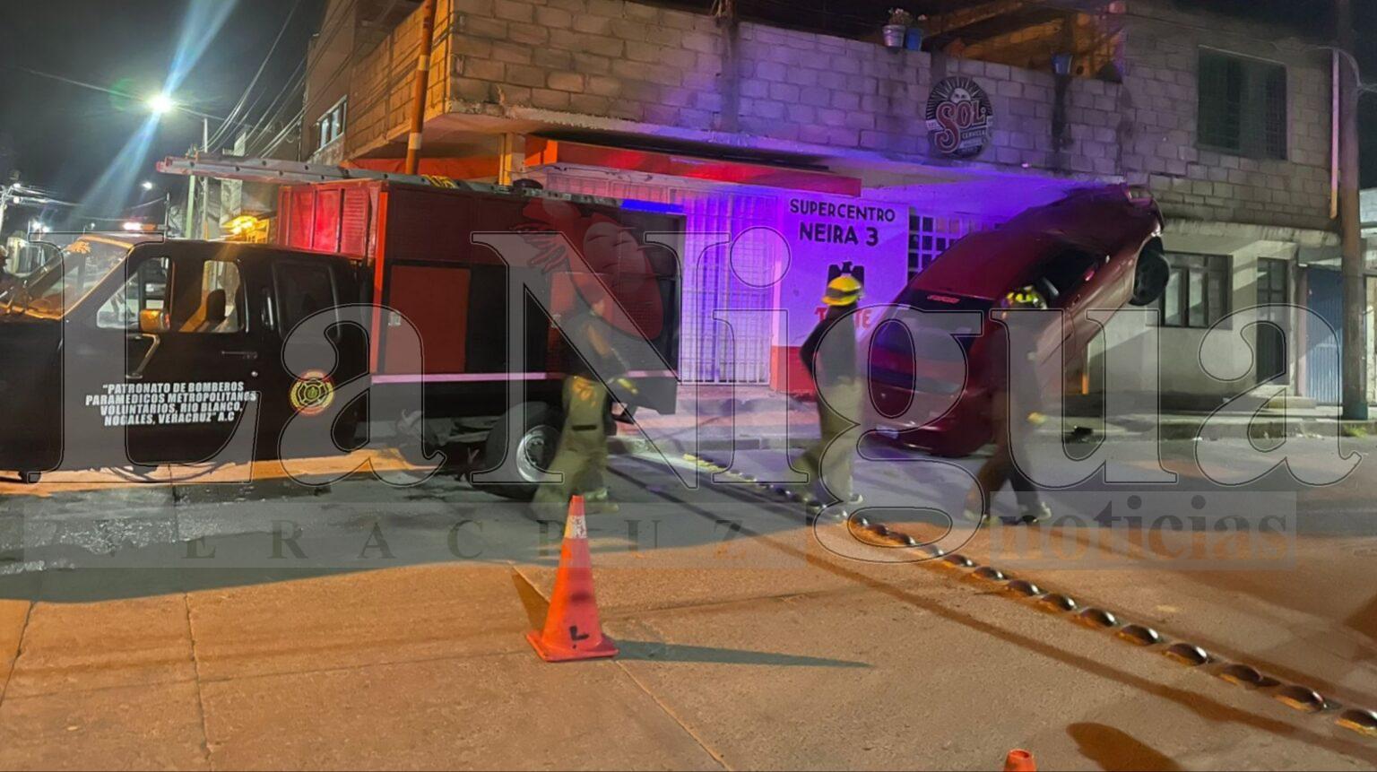 Vehículo se incrusta en vivienda en Ciudad Mendoza; conductores huyen del lugar