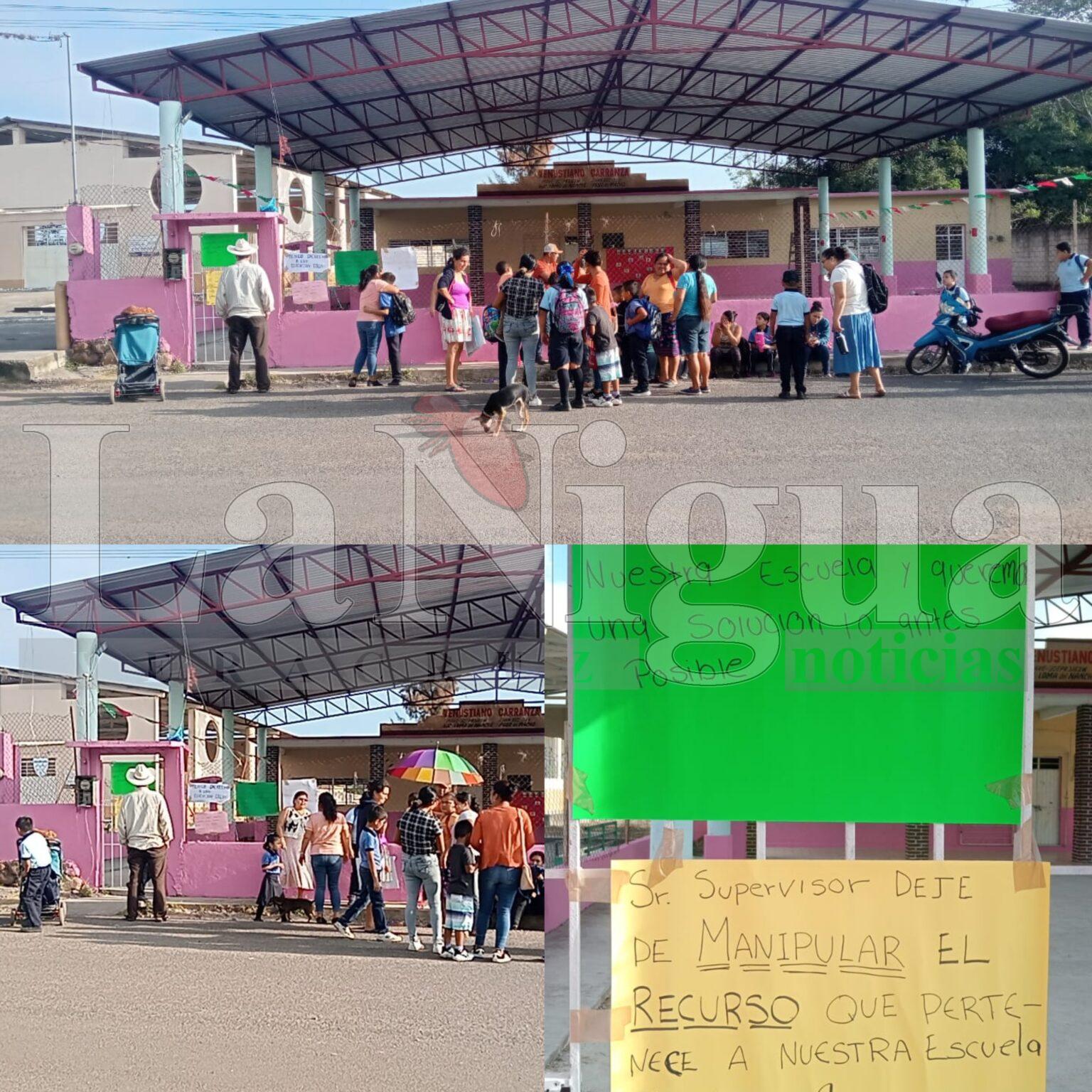 Padres toman escuela en Paso del Macho; exigen que no les retiren a un maestro