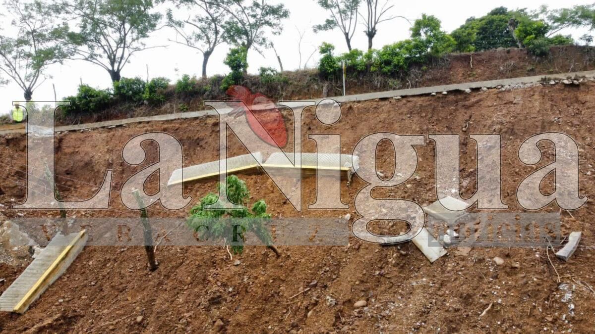 Pobladores bloquean carretera Transístmica en Oaxaca; exigen reparación de camino y puente por socavón e inundaciones