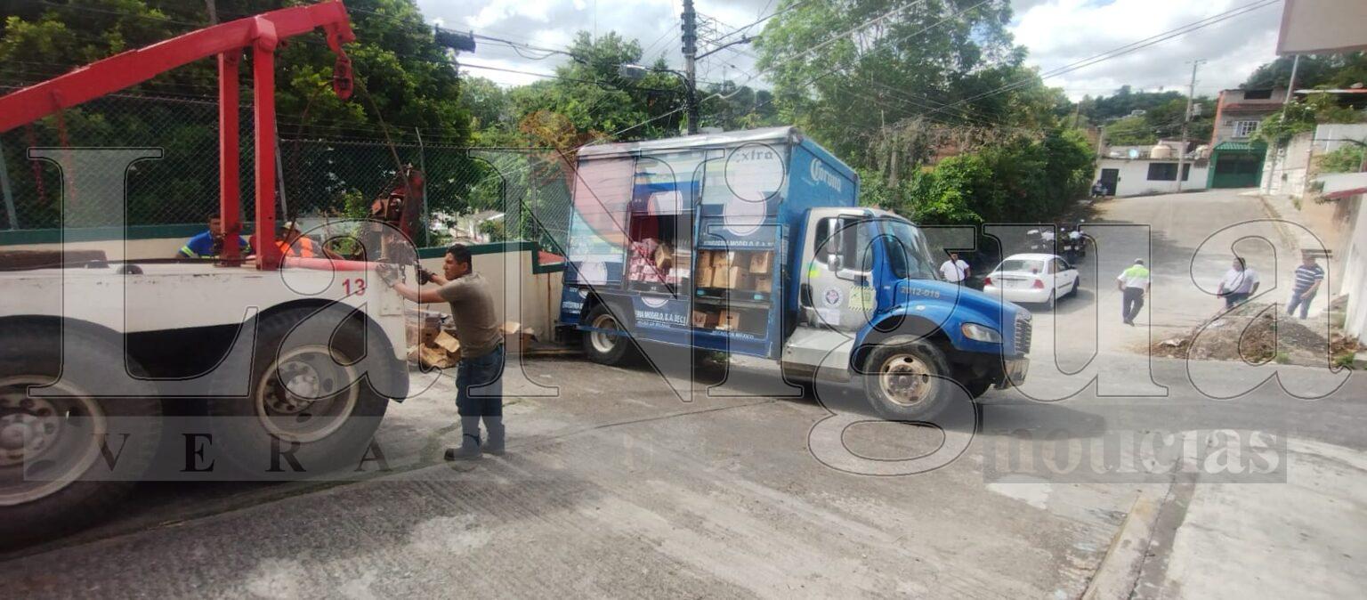 Chofer salva camión cervecero a punto de volcar