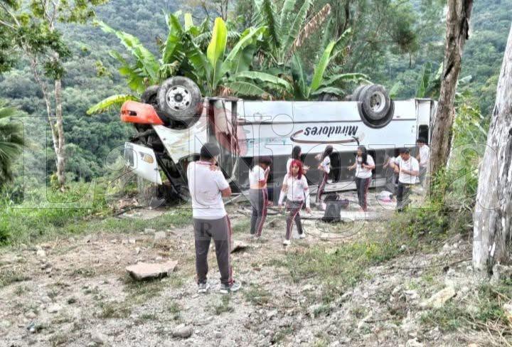 Vuelca autobús con estudiantes de TEBAEV; extraoficial 2 estudiantes fallecidas y 20 lesionados