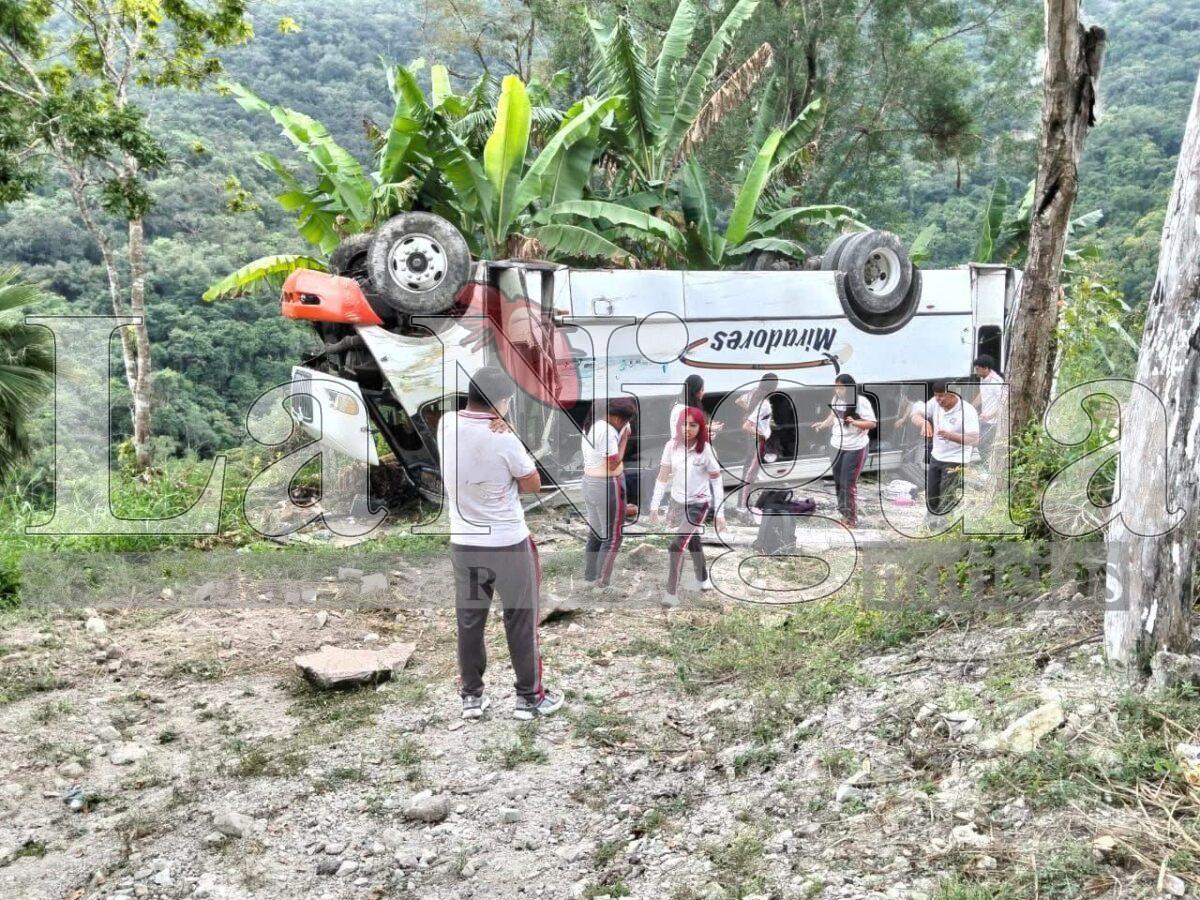 Ascienden a 2 las víctimas fatales de volcadura de autobús