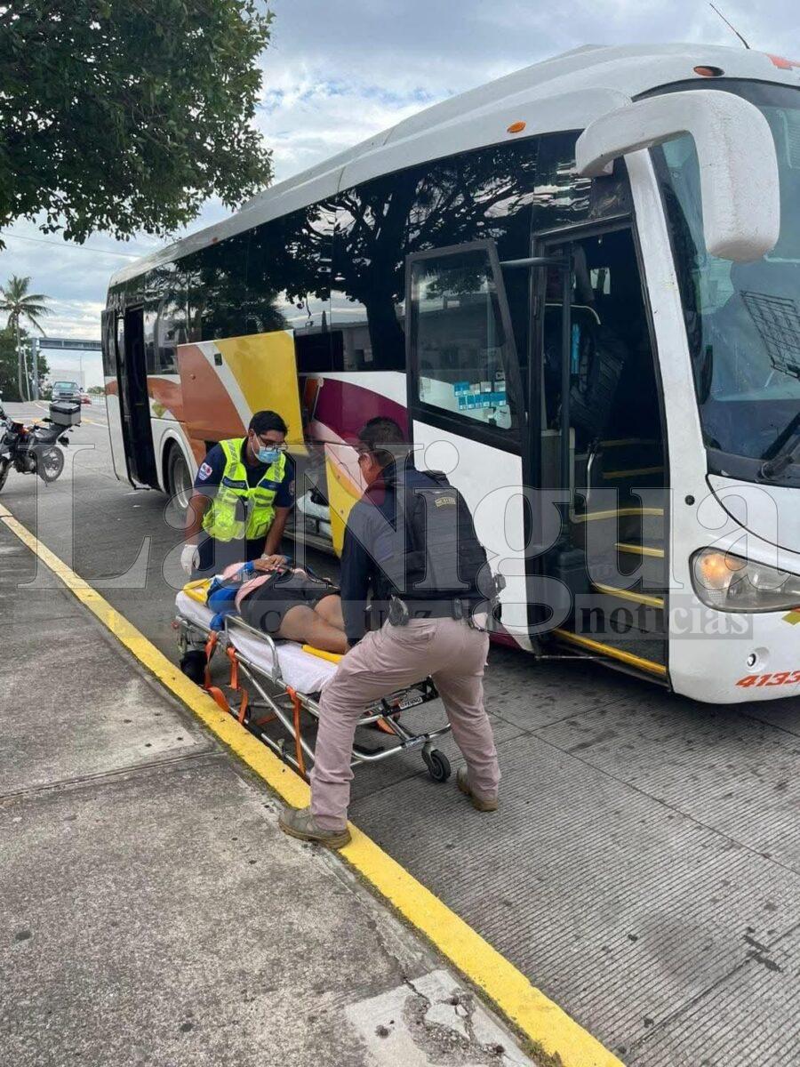 Nace bebe en autobús de AU: pasajeros auxiliaron el parto
